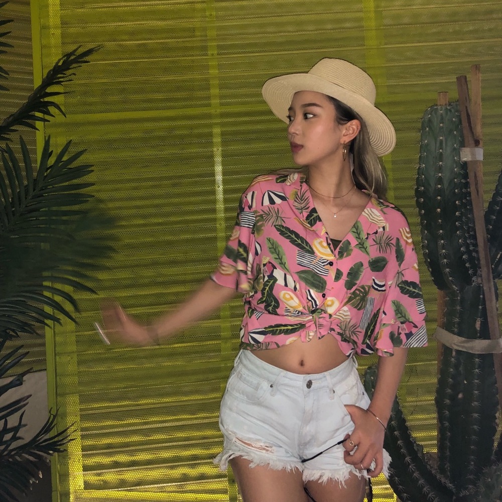 Cropped short-sleeve tropical print shirt